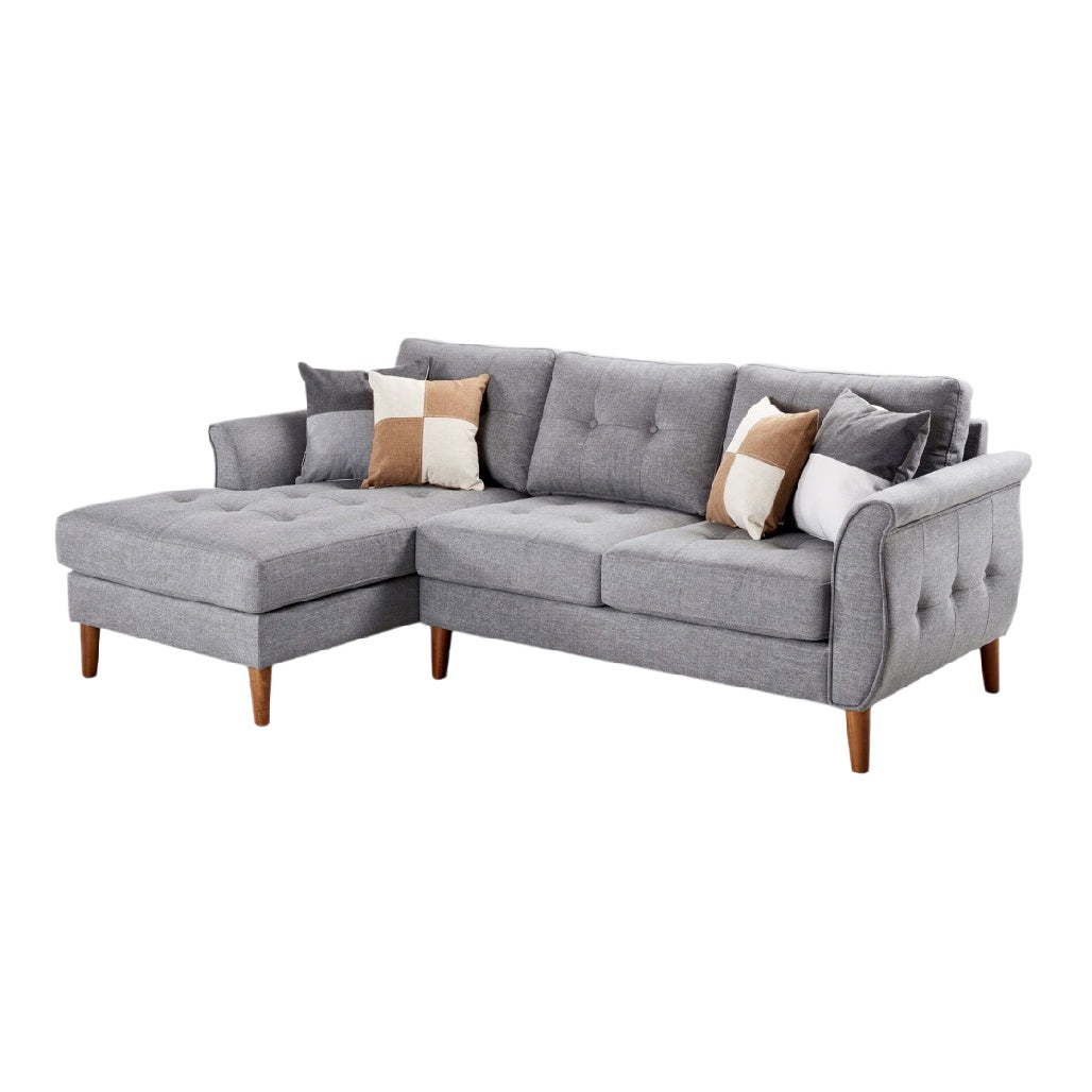 **Nowoczesna, szara sofa z funkcją leżanki i dekoracyjnymi poduszkami**